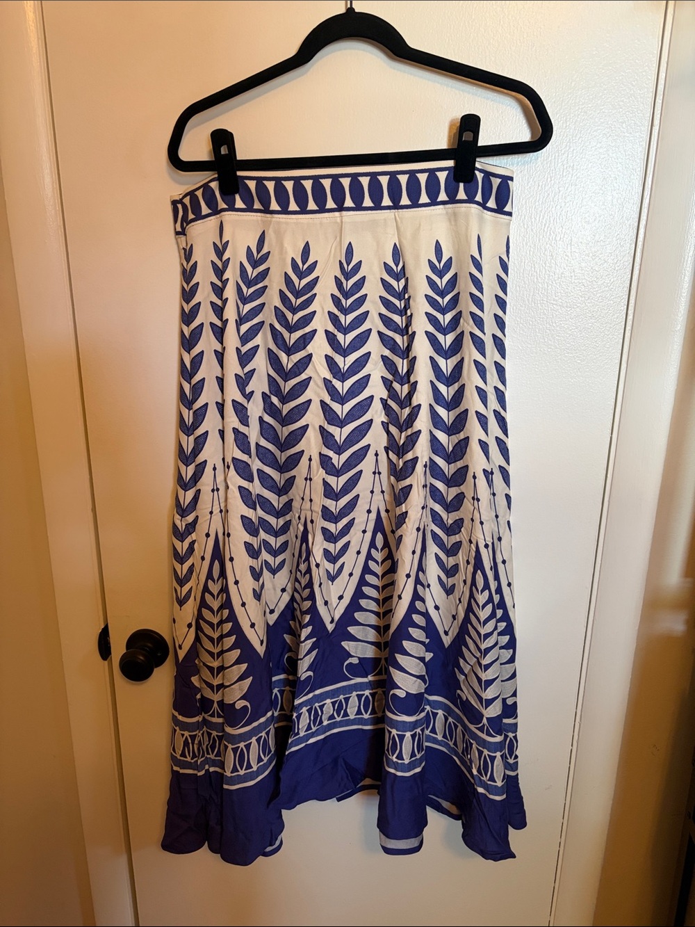 FARM Rio White and Blue Leaf-Print Maxi Skirt